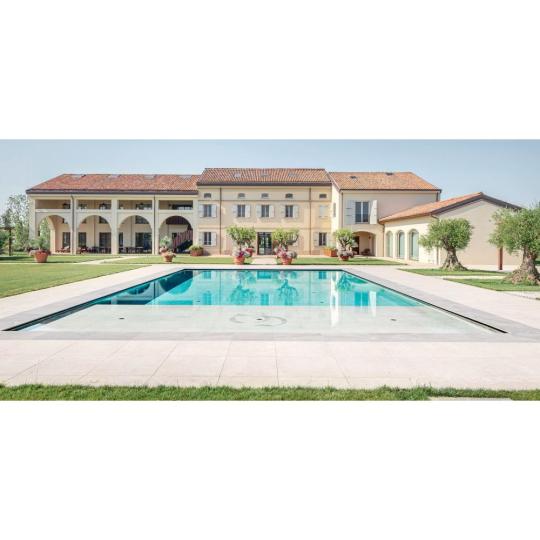 modern mediterran uszoda medence szegely kulteri termeszetes erezetes koburkolat greslap jarolap padlolap padloburkolat kohatasu szurke rusztikus elegans furdoszoba furdo.jpg